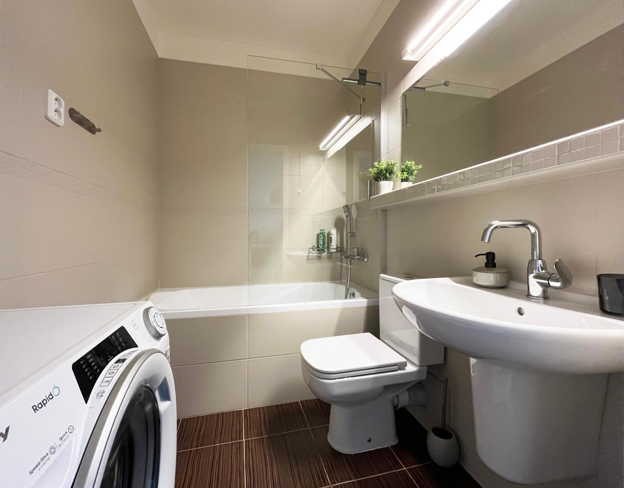 Air-Conditioned Studio, Close To City Centre & Tram Stop Bratislava Exterior foto